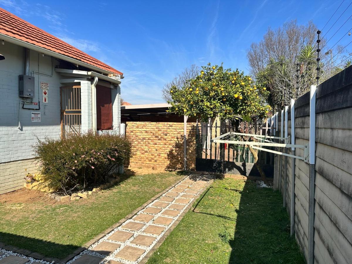 Blue Lantern Bed And Breakfast Kempton Park Exterior foto