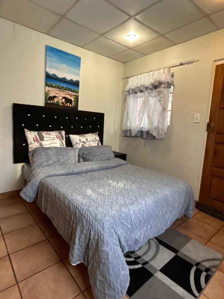 Blue Lantern Bed And Breakfast Kempton Park Exterior foto